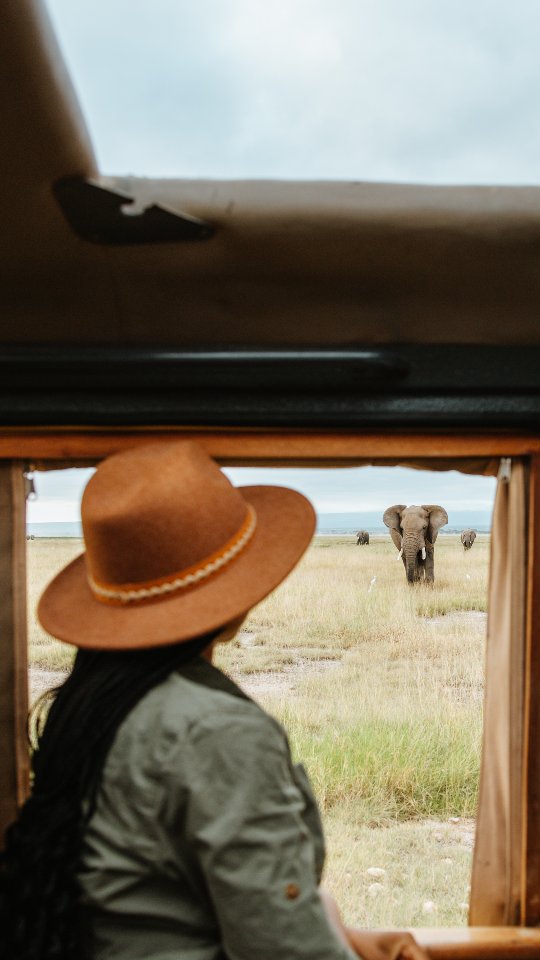 👋🏽 Welcome to my Nairobi Weekender series!
This is a series where share 1-3 day weekend trip ideas from Nairobi...

📍First up: Amboseli National Park 🐘, a stunning weekend getaway from Nairobi.

Getting there: The drive takes about 4-5 hours from the city but there's also a considerable amount of driving involved within the park itself.

So, if you opt for a self-drive, I recommend staying at least one night in the area (although two is more ideal).

Let me know if you've been to Amboseli and pls share your favourite getaways in the comments below 💬